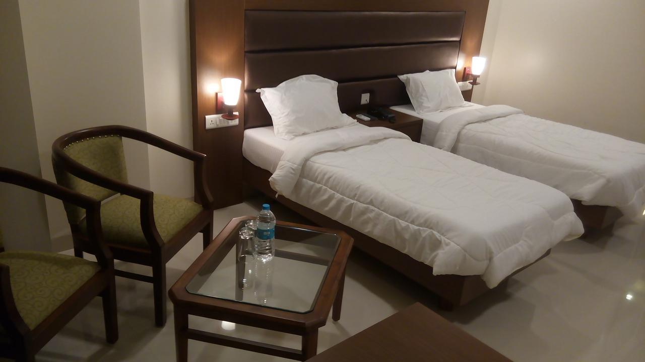 Hotel The Metropole Phase II Lonavala Esterno foto