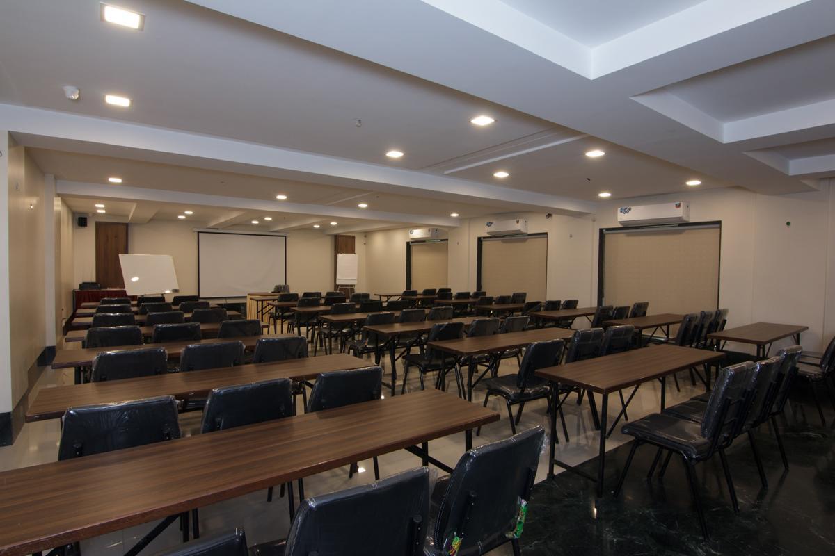 Hotel The Metropole Phase II Lonavala Esterno foto